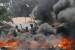 Nairobi-zapalování ohnivých barikád.jpg